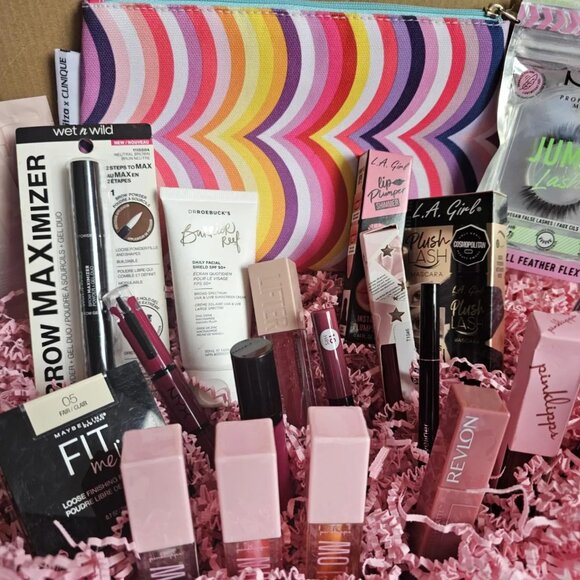Makeup Gift Set for Her – Lip Gloss & Beauty Box • Lip Care Kit • Cosmetic Gift - Picture 1 of 4